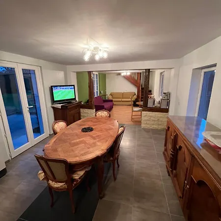 Venez respirer l'air de la Campagne a 70 km de de l'Océan, Villers sur Mers , Deauville ..... Maison de 100 m² ,sur une parcelle de 2000 m² 3 chambres toutes refaites , 2 salles d'eau , 2 toilettes , cuisine équipées . tous refait a neuf *