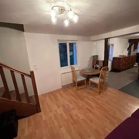 Venez respirer l'air de la Campagne a 70 km de de l'Océan, Villers sur Mers , Deauville ..... Maison de 100 m² ,sur une parcelle de 2000 m² 3 chambres toutes refaites , 2 salles d'eau , 2 toilettes , cuisine équipées . tous refait a neuf Holiday home *