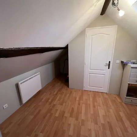 Venez respirer l'air de la Campagne a 70 km de de l'Océan, Villers sur Mers , Deauville ..... Maison de 100 m² ,sur une parcelle de 2000 m² 3 chambres toutes refaites , 2 salles d'eau , 2 toilettes , cuisine équipées . tous refait a neuf